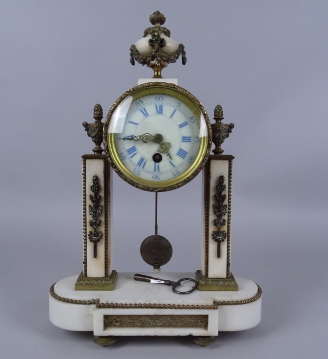 Horlogerie pendule portique en marbre blanc et bronze Napoléon III