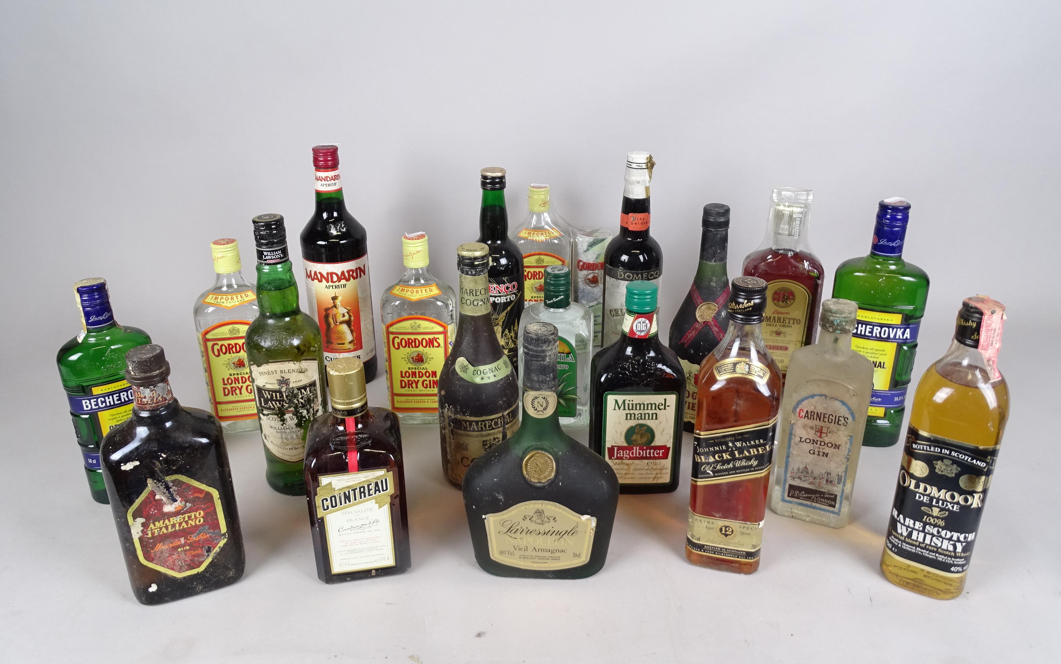 Illustration de bouteilles en verre de whisky cognac brandy | Vecteur