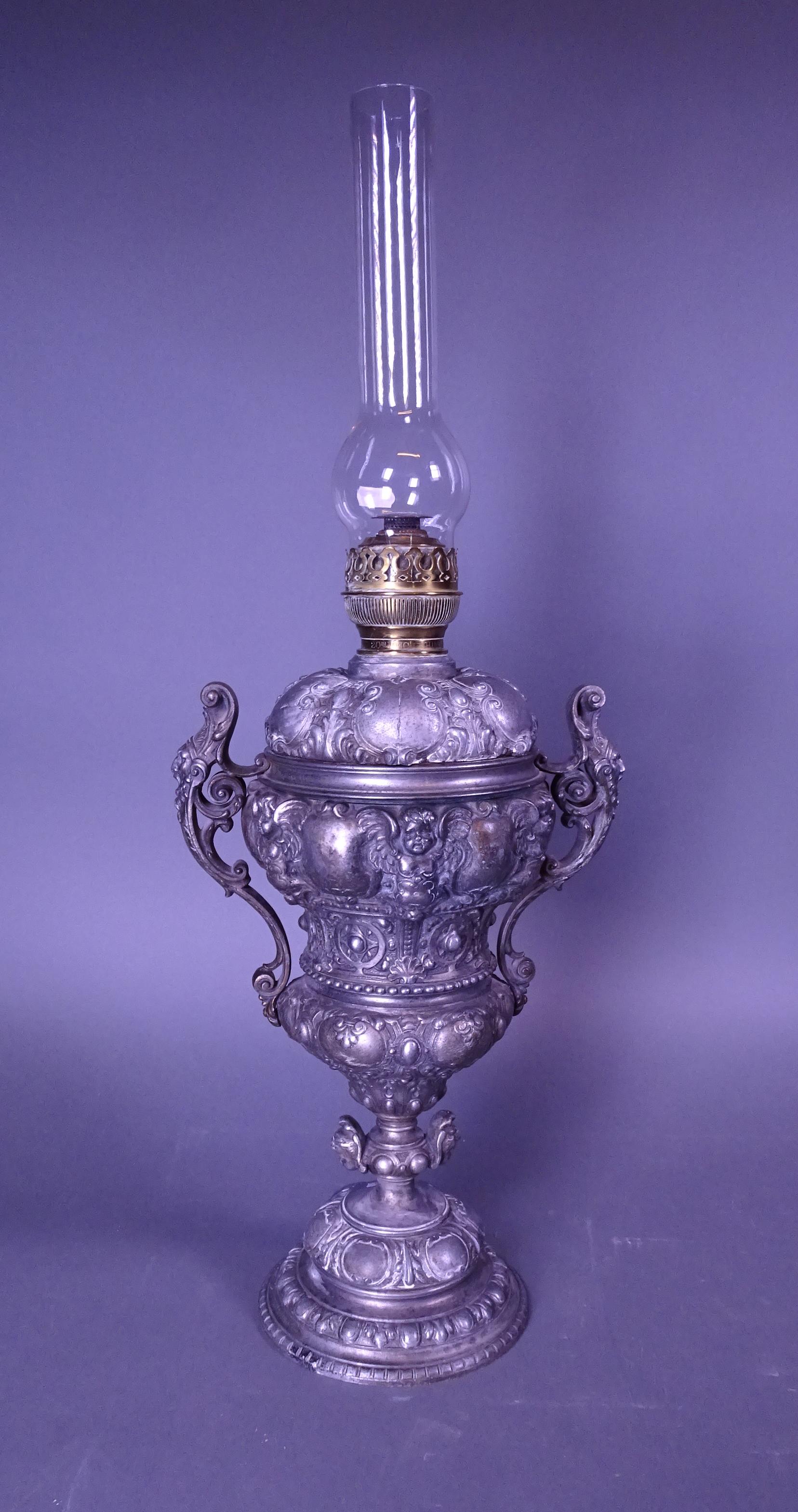 Objet: Lampe à pétrole NAPIII en régule décor d'angelots avec verre H:75cm 2ème