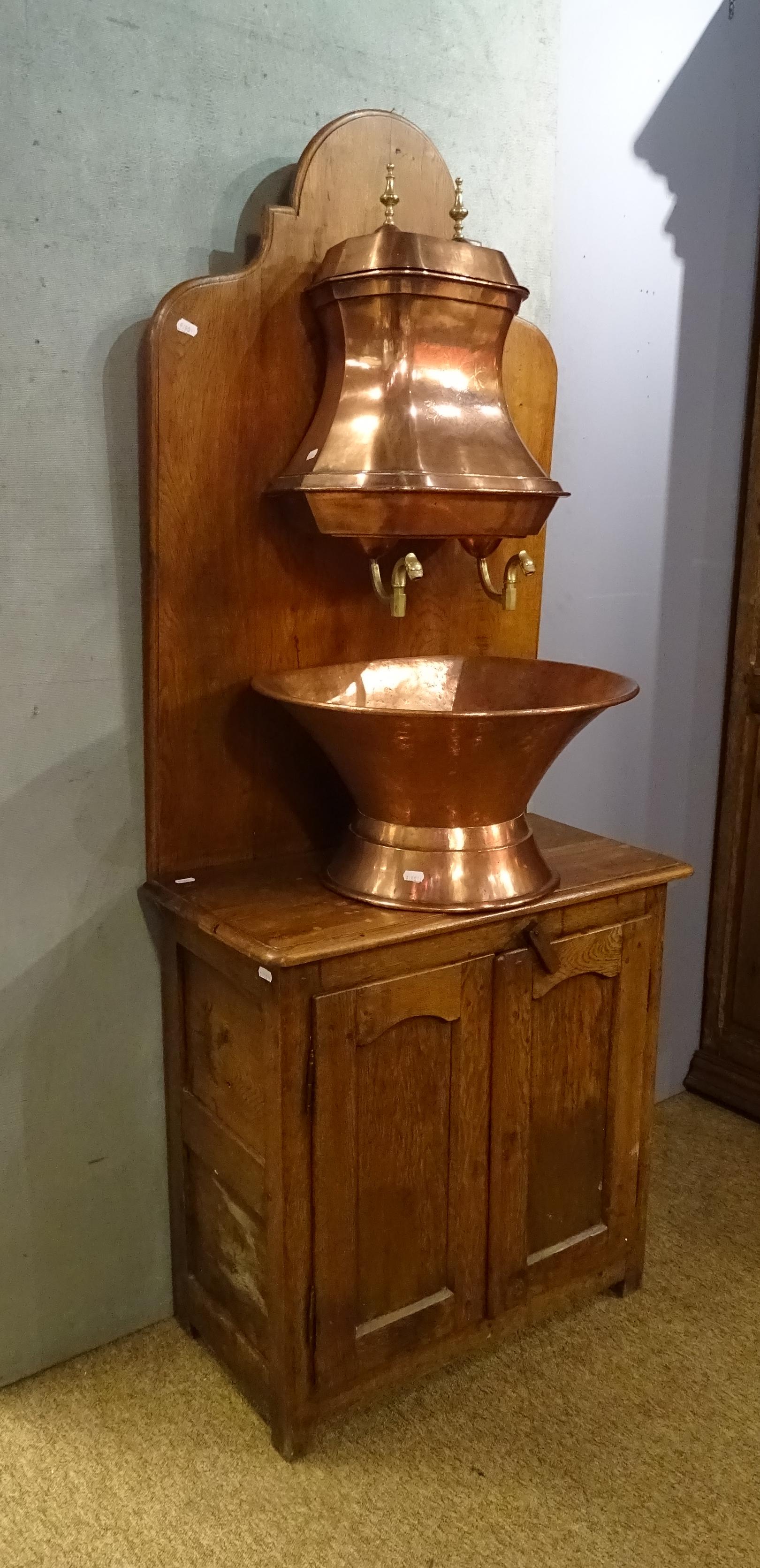 Meuble : Fontaine en cuivre 19eS sur meuble Bas 2P et fond en chêne