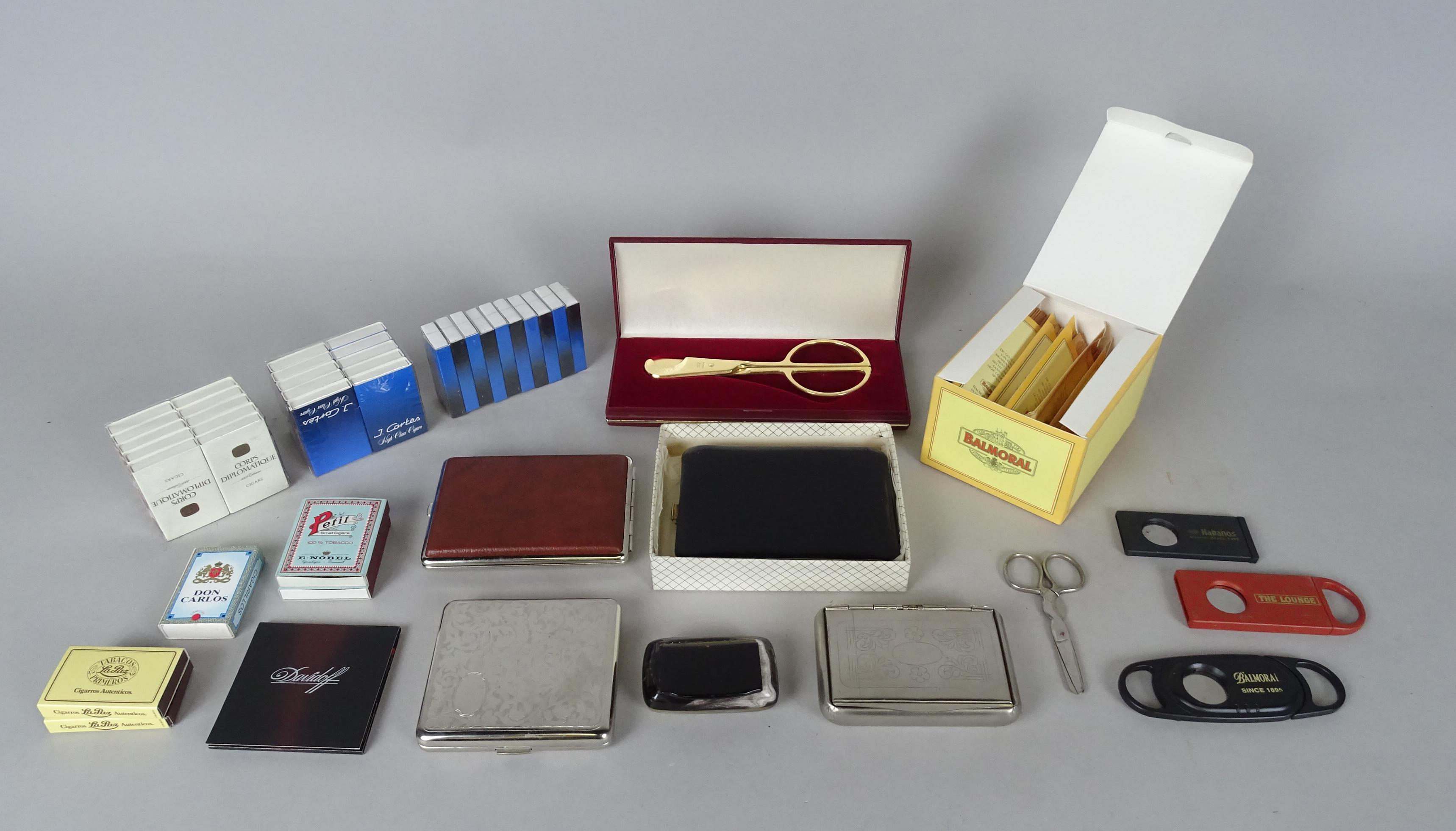 Collection : Accessoires de fumeur : coupe-cigare, allumettes  publicitaires, boîtes à tabac, étui à cigarettes,…