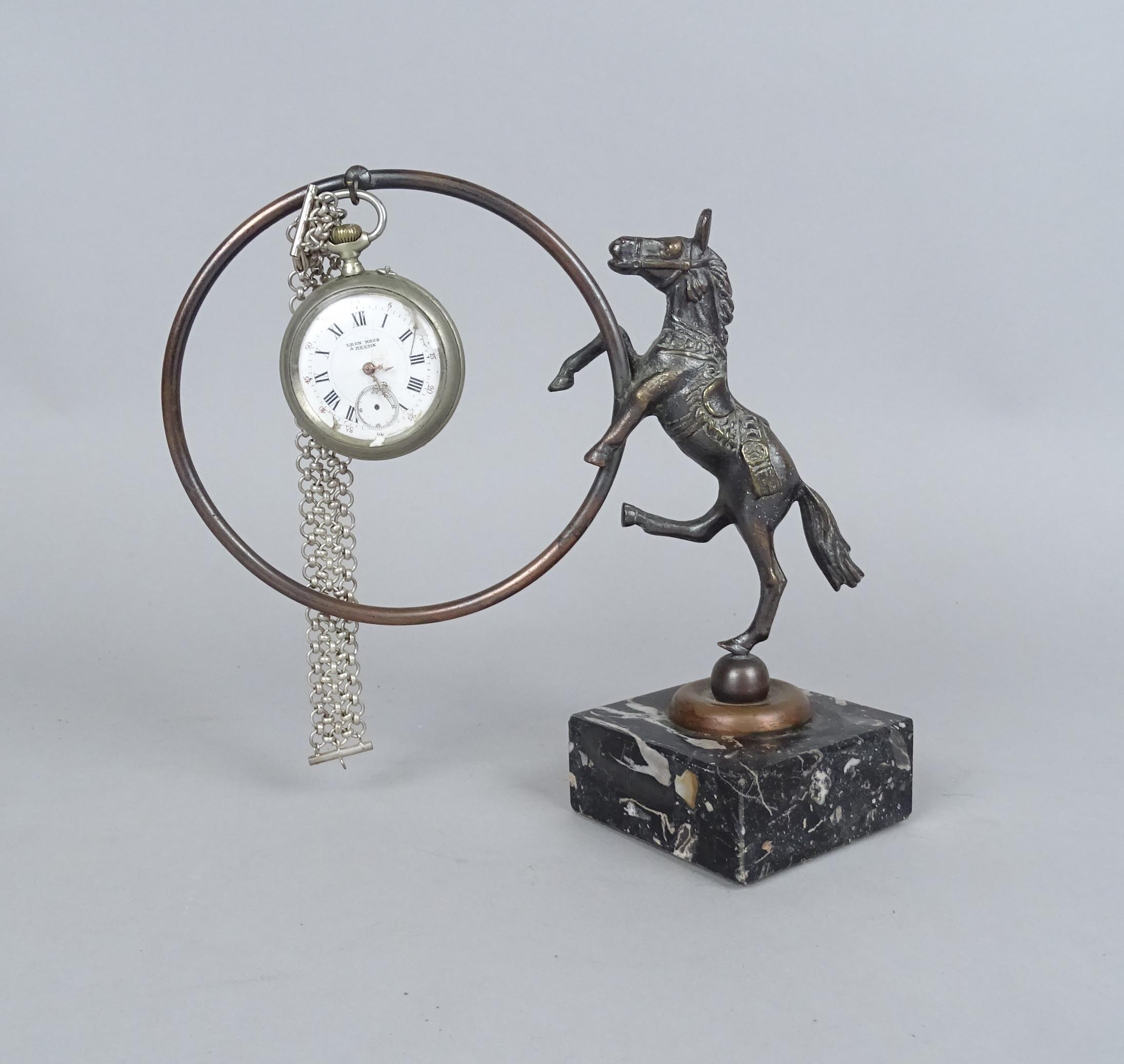 Horlogerie : Porte-montre de gousset en métal patiné - cheval cabré - avec...