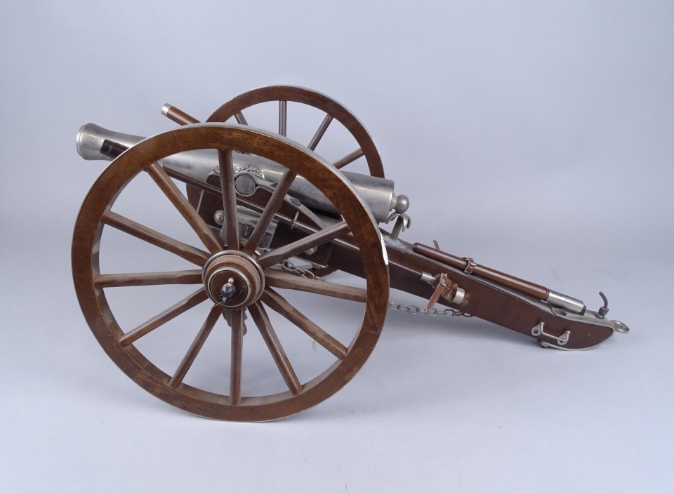 Ancien jouet tôle clicker clic-clac Militaria bateau guerre canon tambour major