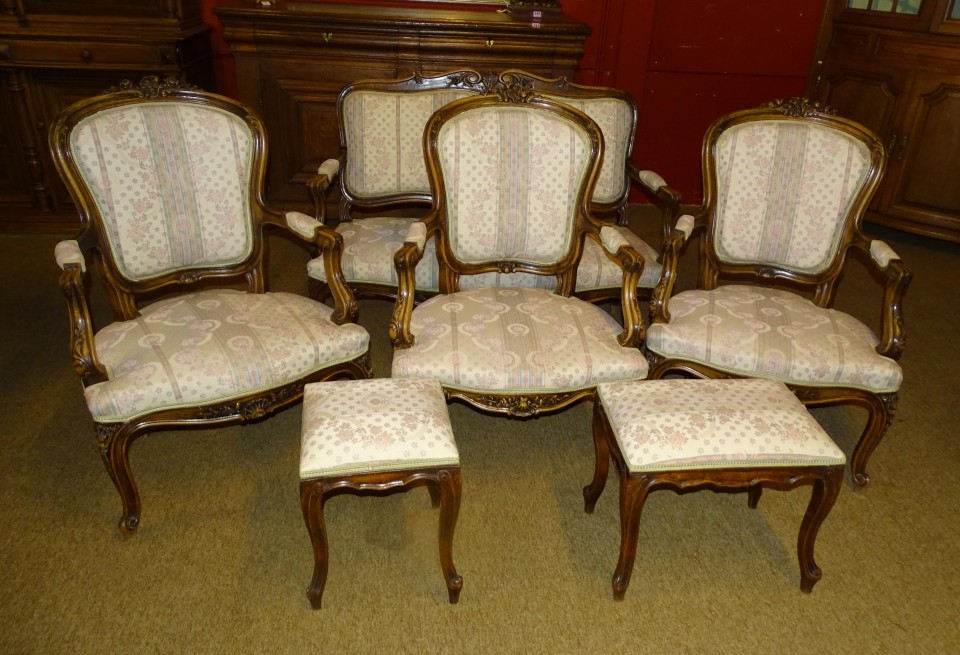 Salon style Louis XVI en bois doré et soierie verte, XXe siècle