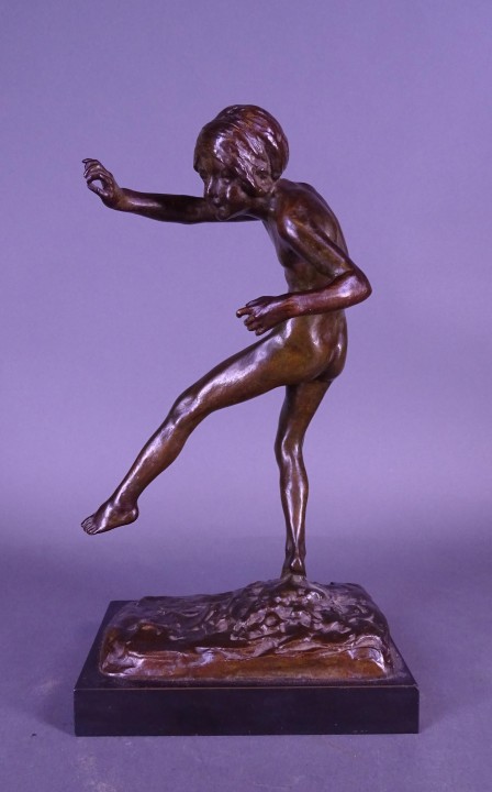 Sculpture en bronze patine brune -Jeune Fille Nue dansant- trace de  signature ca