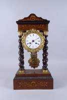Horlogerie : Horloge pendule portique à colonnes mvt à sonnerie marqueterie de palissandre et bronze doré 1è moitié 19èS (dans l'état)