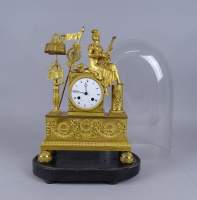 Horlogerie : Horloge pendule à poser Empire en bronze doré mouvement rond de Paris à sonnerie fil de soie (En état)