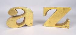 Sculpture Presse - livres en laiton doré - A et Z - daté 1968 signé C.JERE FELS Jerry