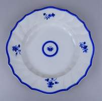Céramique : grand plat en porcelaine de Tournai décor au papillon marqué aux épées croisées et croisette