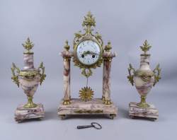 Horlogerie : garniture de cheminée en marbre/ bronze doré et 2 cassolettes (mvt ds l'état)