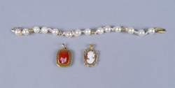 Bijou : Bracelet de perles baroques et fermoir en or jaune 18K + pendentifs en or jaune 18K serti d'un camée et serti d'une cornaline