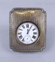 Bijou : Grande montre de gousset de bord / bureau en métal argenté mvt à remontoir (En état) dans un présentoir à poser en argent et bois