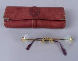 Mode : CARTIER paire de lunettes à monture en métal doré (verre écl) dans son étui (usure)