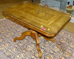 Meuble: Table de milieu en marqueterie de noyer -char romain- pied central 4 bra