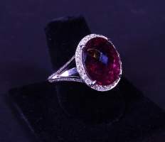 Bijou: Bague en or blanc 18K sertie de diamants pour 0,45cts et d'une rubellite