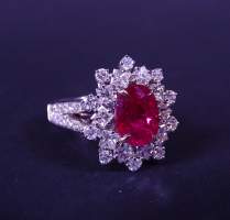 Bijou: Bague en or blanc 18K sertie d'un rubis de 3,92cts et de diamants pour 1,