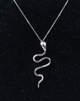 Bijou: Collier et pendentif -Serpent- en or blanc 18K serti de diamants P: 4,1gr