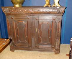 Meuble: Dresse en chene sculpté Renaissance flamande 17eS 120x145x63cm (pied arr