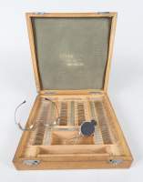 Objet : Boite d'opticien - A.FISCH Opticien Bruxelles - complète avec verres concaves cylindriques convexes + monture et accessoires