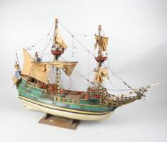Objet : Maquette de bateau en bois peint représentant le MAYFLOWER (bon état gen , ptt acc)