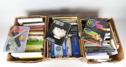 Livre : lot de livres (+ de 90) dont : Antiquité , argus , jouets , argenterie , monnaie , briquet , plaque émaillée.