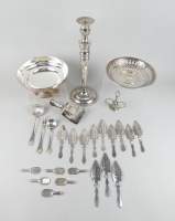Argenterie : Lot d'objets en métal argenté dont : corbeille à pain et 6 porte-couteaux CHRISTOFLE, chandelier