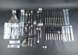 Argenterie : Partie de ménagère 12 couverts CHRISTOFLE modèle MALMAISON en métal argenté et 7 cuillères de service (certains ss blister)