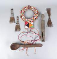 Africain : Lot ethnographique divers dont statuette LOBI Burkina + cuillère Tschokwe + 3 peignes MANGBETU