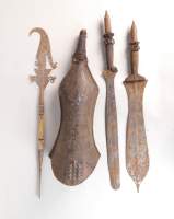 Africain : 1 cloche NGOMBE + 3 armes YAKA