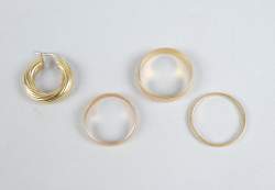 Bijou : 3 bagues/alliances et 1 boucle d'oreille en or jaune 18K