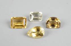 Bijou : 4 quartz citrines sur papier (non serties) différentes tailles et intensités de couleurs