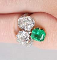 Bijou : Bague en or jaune 18K et platine sertie de 2 diamants principaux taille ancienne (plumes) et d'une émeraude (égrisures)
