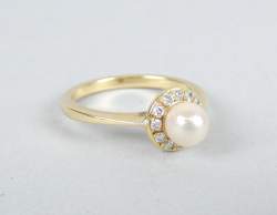 Bijou : Bague en or jaune 18K sertie d'une perle de culture entourée de 12 diamants