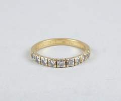 Bijou : Demi alliance américaine en or jaune 18K sertie de 9 diamants