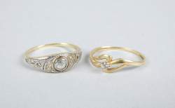 Bijou : 2 bagues en or jaune 18K 1 sertie d'un diamant , l'autre d'une pierre incolore et éclats de diamants (mq)
