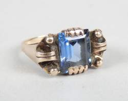 Bijou : bague en or jaune 8K sertie d'une spinelle synthétique bleue
