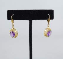 Bijou : Paire de boucles d'oreilles en or jaune 18K sertie de saphir mauve ou grenat rhodolite