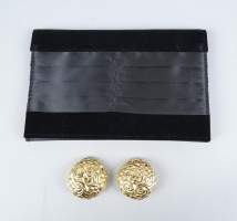 Bijou : Paire de clips d'oreilles marquée YSL YVES SAINT LAURENT en métal doré + pochette YVES SAINT LAURENT ligne parfums