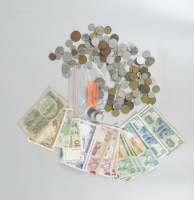 Collection de pièces de monnaie et billets : petit lot dont argent, un peu de faciale suisse et le reste pour le poids , quelques billets de banque dans un état moye