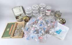 Collection : gros lot de pièces de monnaie dont 3 boîtes de pièces plus anciennes à déterminer, un peu de faciale (Usa et Suisse) et très très peu d'argent