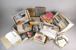 Collection de cartes postales : plusieurs milliers dans 3 caisses avec quelques chromos , principalement des cartes modernes certaines neuves , fantaisie , humour et qq villages