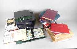 Collection de timbres : grosse collection de TP surtout à la faciale + cartes postales belges + quelques CM et FDC avec album WWF complet + TP oblitérés