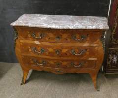 Meuble: Commode à face et cotés galbés de style Louis XV 1ere moitié 20eS