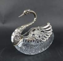 Argenterie : Cygne en argent et verre taillé formant une corbeille / bonbonnière