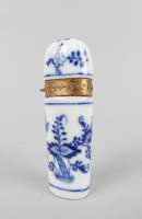 Céramique : Flacon à parfum/à sels/snuff bottle en porcelaine décor à l'oignon camaieu bleu monture en or jaune 18K poinçon feuille de chêne 18eS (mq bouchon int)