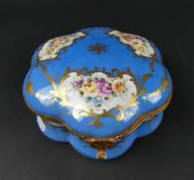 Céramique : Boite / coffret en porcelaine et laiton marque BH Vincennes France 20eS peinte de fleurs rehauts d'or