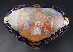 Céramique : Boite / coffret en porcelaine et laiton dans le style de Sèvres marque Château des étoiles France décor signé Patricia fond bleu rehauts d'or (usures)
