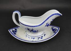 Céramique : Saucière en porcelaine de Tournai a/plat décor à la mouche