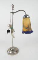Luminaire : Lampe de bureau en métal et bobèche en pâte de verre signé MULLER Frères à Lunéville