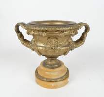 Objets : Vase en bronze doré - Warwick - sur socle en marbre (ecl)